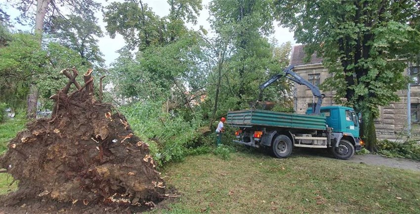 Jako nevrijeme oštetilo krovove, prozore, automobile, čupalo drveće, lomilo granje – Prometnice prohodne, saniranje objekata po prioritetima; do sad 70 dojava, stižu i dalje 